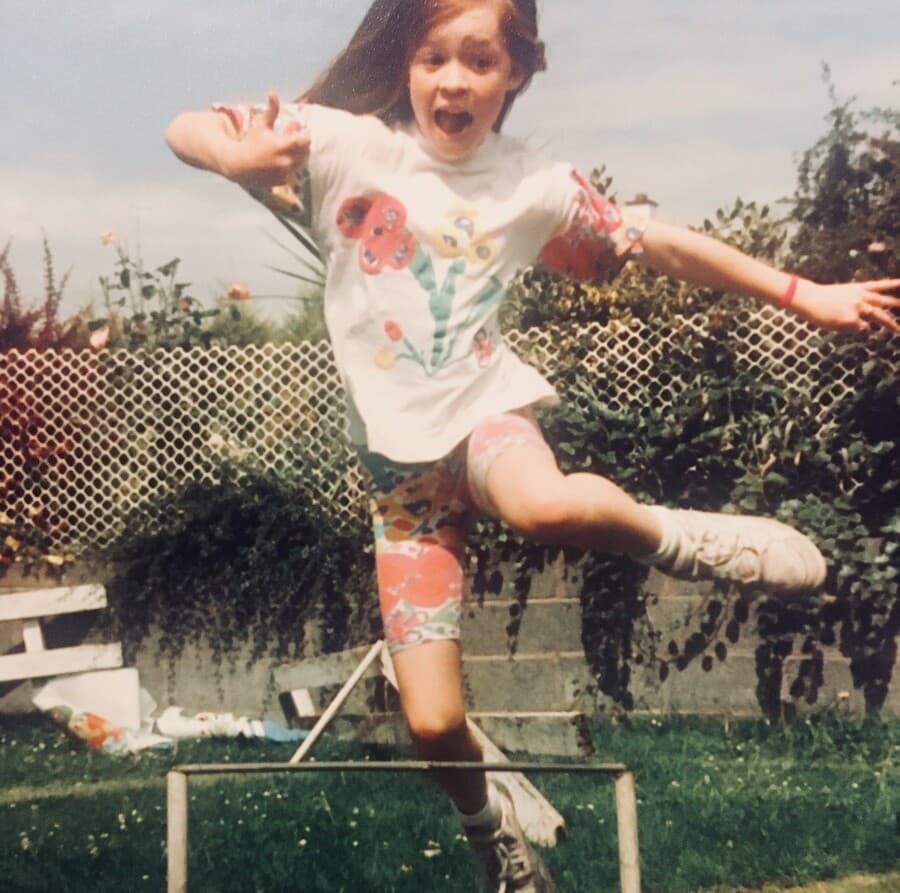 tânăr supraviețuitor al cancerului cu tumoare spinală