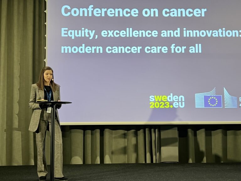 Ana Amariutei von YCE spricht auf der Veranstaltung der schwedischen EU-Präsidentschaft anlässlich des Weltkrebstages 2023