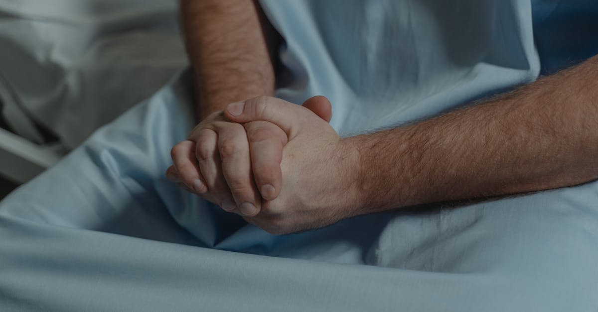 Ein Patient, der in einem Krankenhausbett liegt, verdeutlicht die emotionalen Herausforderungen, denen er während eines Krebsrezidivs ausgesetzt ist.