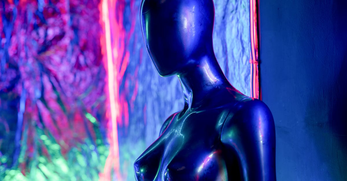Un maniquí estilizado e iluminado que representa el tema de la transformación de la imagen corporal y la autoaceptación después del cáncer. Los colores vibrantes simbolizan el viaje de aceptar el cambio y adquirir confianza.