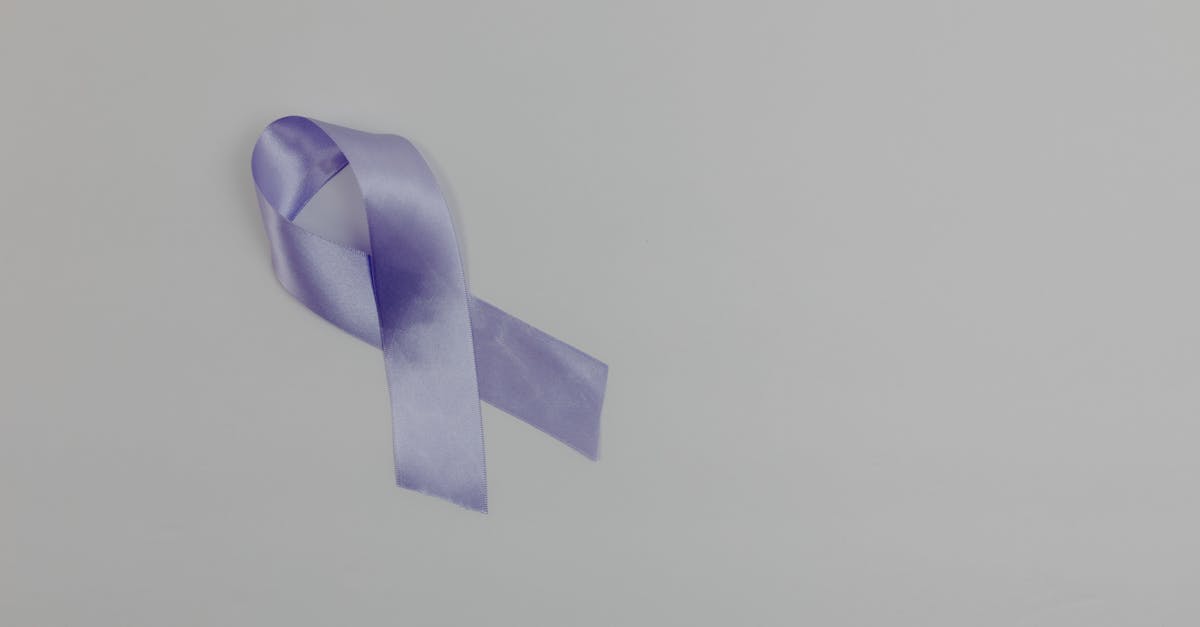 Un nastro color lavanda su sfondo grigio, che simboleggia la consapevolezza del cancro e il sostegno alla prevenzione e alle iniziative contro le recidive.