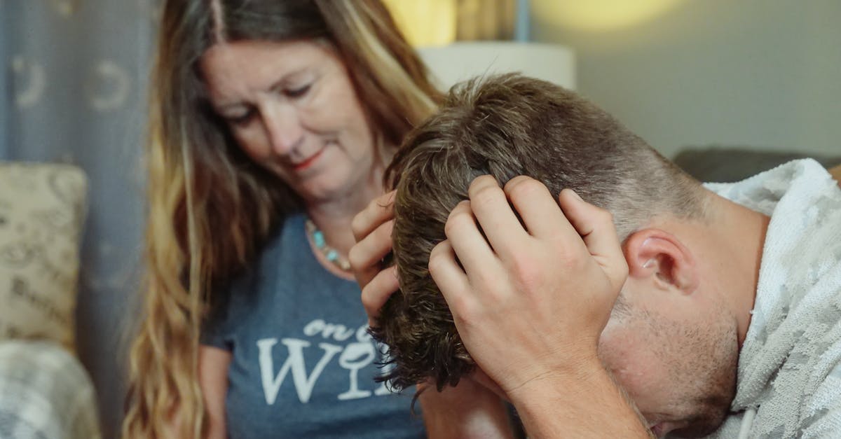 Una madre consuela a su hijo, que parece estar emocionado y estresado, demostrando la importancia de una comunicación abierta en los momentos difíciles.