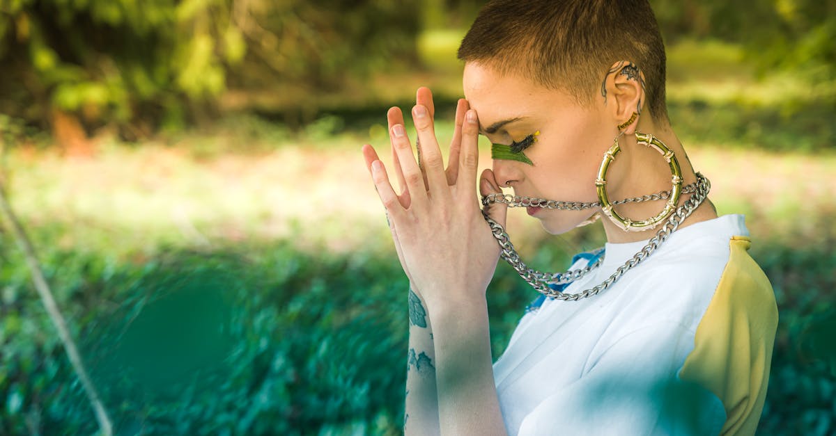 Una donna si trova all'aperto con le mani giunte, in profonda preghiera. Circondata dal verde, trasmette serenità e introspezione, riflettendo il tema della preghiera comunitaria e della connessione spirituale.